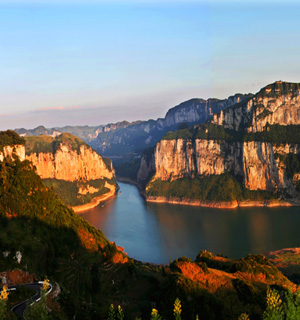 东风湖峡谷