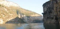 大河边峡谷