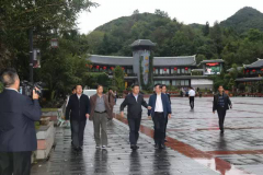 省旅游局局长傅迎春国庆节到织金洞检查指导旅游工作 