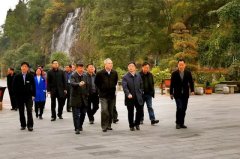 国土资源部地质环境司司长关凤峻到织金洞调研