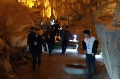 暖心！游客不慎跌倒扭伤，织金洞景区“抬”出正能量！