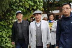 洞穴人金德明30多年后重返织金洞，重温当年的探洞艰辛