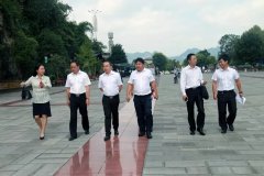 节日我在岗】织金县委副书记、织金洞管理局党委书记徐开焱督查织金洞国庆假日旅游安全工作