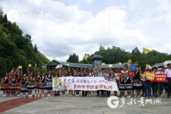 广东百团千人到织金洞避暑 首批旅游团凉爽“初体验”